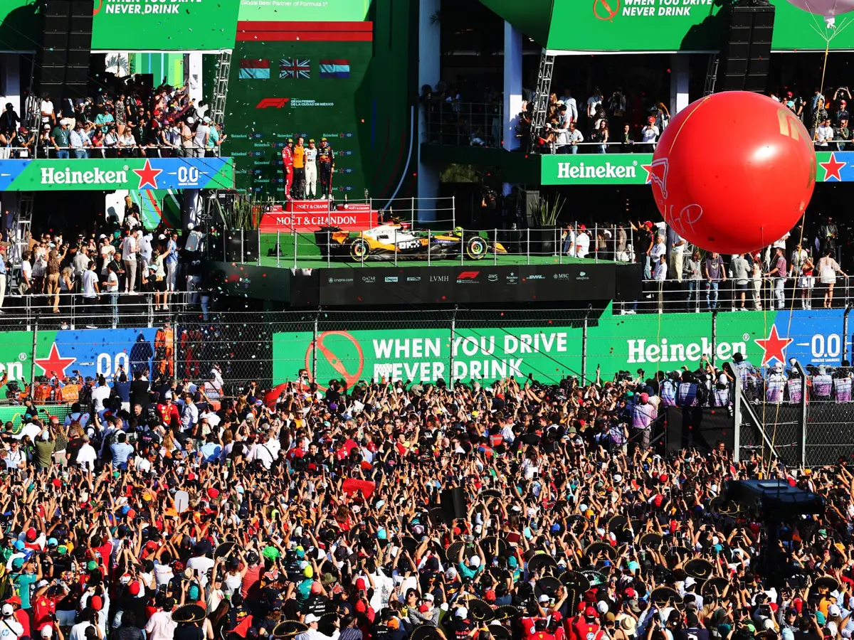 Volles Haus vor dem Formel-1-Podium in Mexiko Foto zur News: Mexikos F1-Geheimnis: 400.000 Fans kommen, auch ohne Perez