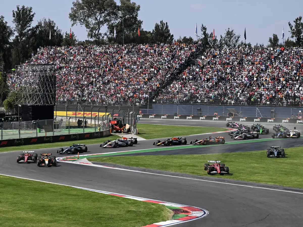 Formel-1-Start zum Grand Prix von Mexiko 2025 Foto zur News: Abkürz-Chaos in Mexiko: Warum die FIA jetzt handeln muss