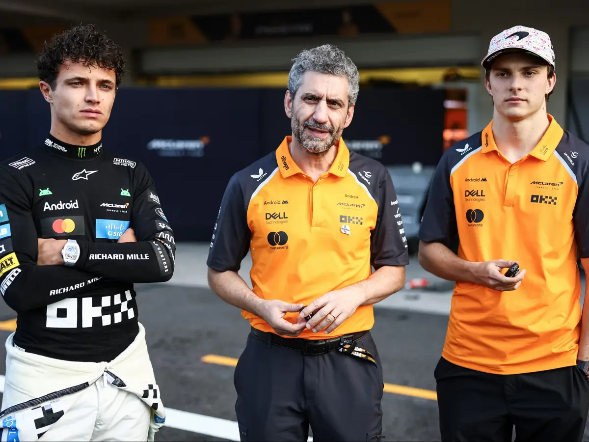 Lando Norris, Andrea Stella und Oscar Piastri in der Formel-1-Boxengasse Foto zur News: Verschwörung bei McLaren? Formel-1-Experte wird deutlich