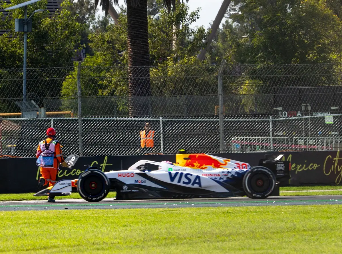 Foto zur News: Startcrash in Mexiko: Liam Lawson "stinksauer" auf Carlos Sainz