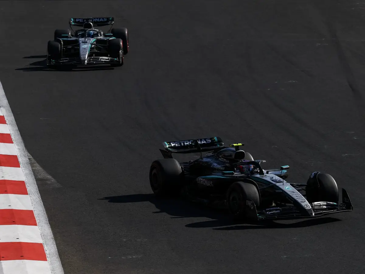 Kimi Antonelli und George Russell beim Formel-1-Rennen in Mexiko 2025 Foto zur News: Mercedes gesteht: Hätten in Mexiko "entschlossener" handeln müssen