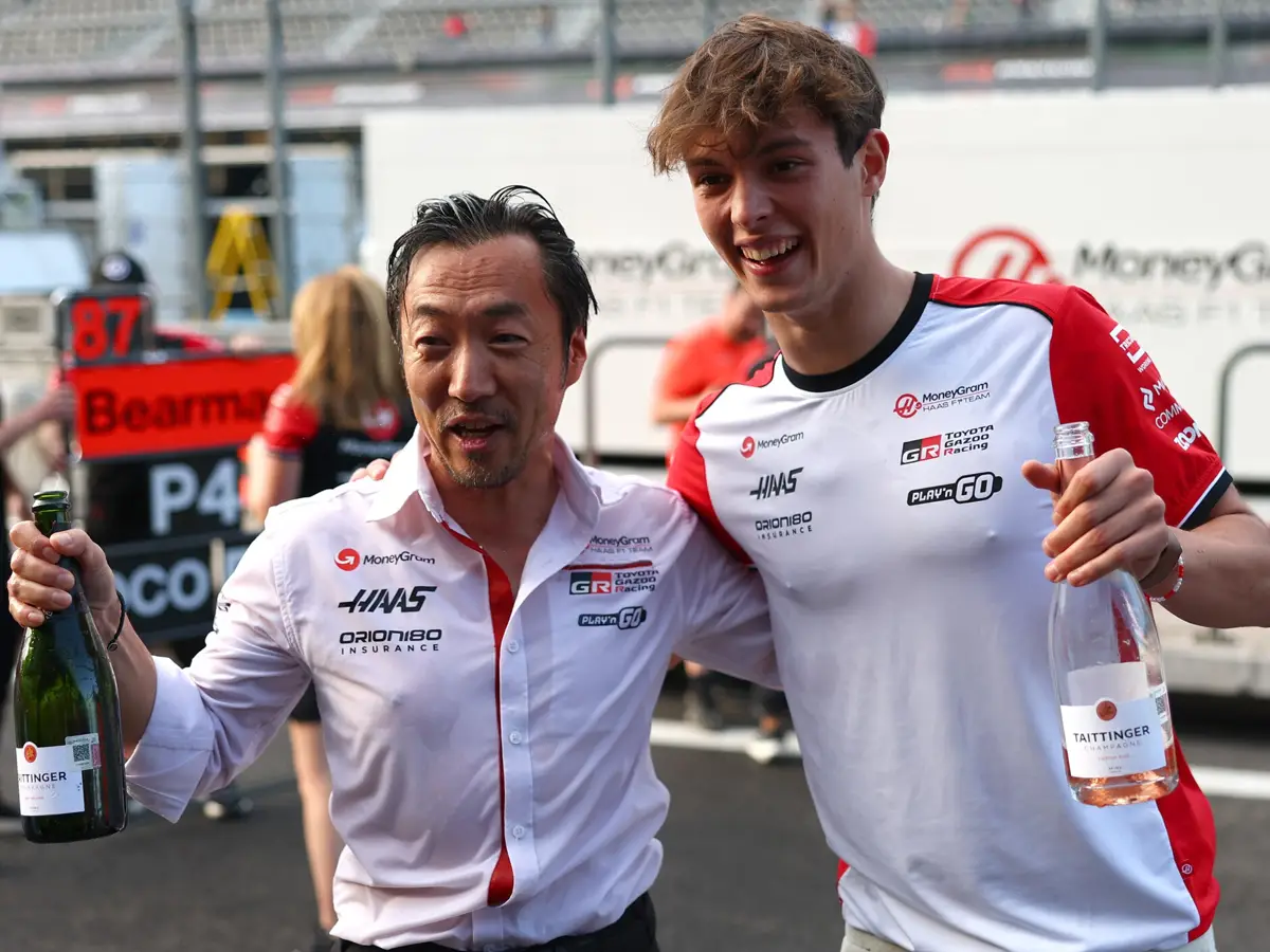 Oliver Bearman und Haas-Teamchef Ayao Komatsu jubeln über den vierten Platz in Mexiko Foto zur News: Hamilton-Zukunft unsicher: Oliver Bearman steht schon bereit