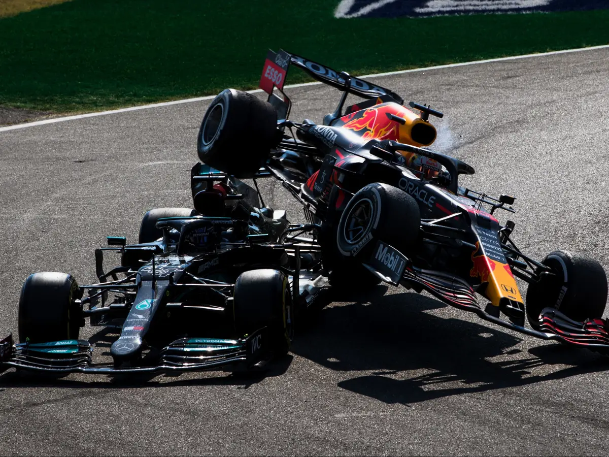 Der Unfall von Max Verstappen und Lewis Hamilton beim Formel-1-Rennen 2021 in Monza Foto zur News: Fotostrecke: Fahrer mit mehr als fünf Saisonsiegen ohne WM-Titel
