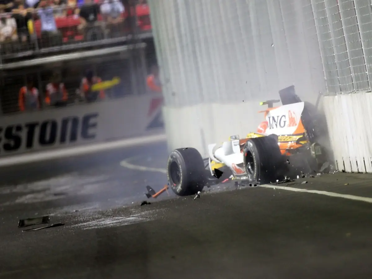Der Unfall von Nelson Piquet jun. beim Formel-1-Rennen 2008 in Singapur Foto zur News: Massa-Anwalt: "Vorsätzliche Vertuschung" von Crashgate