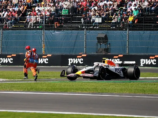 Liam Lawson fährt an den Sportwarten vorbei Foto zur News: FIA: Liam Lawson trägt keine Schuld am Sportwarte-Zwischenfall in Mexiko