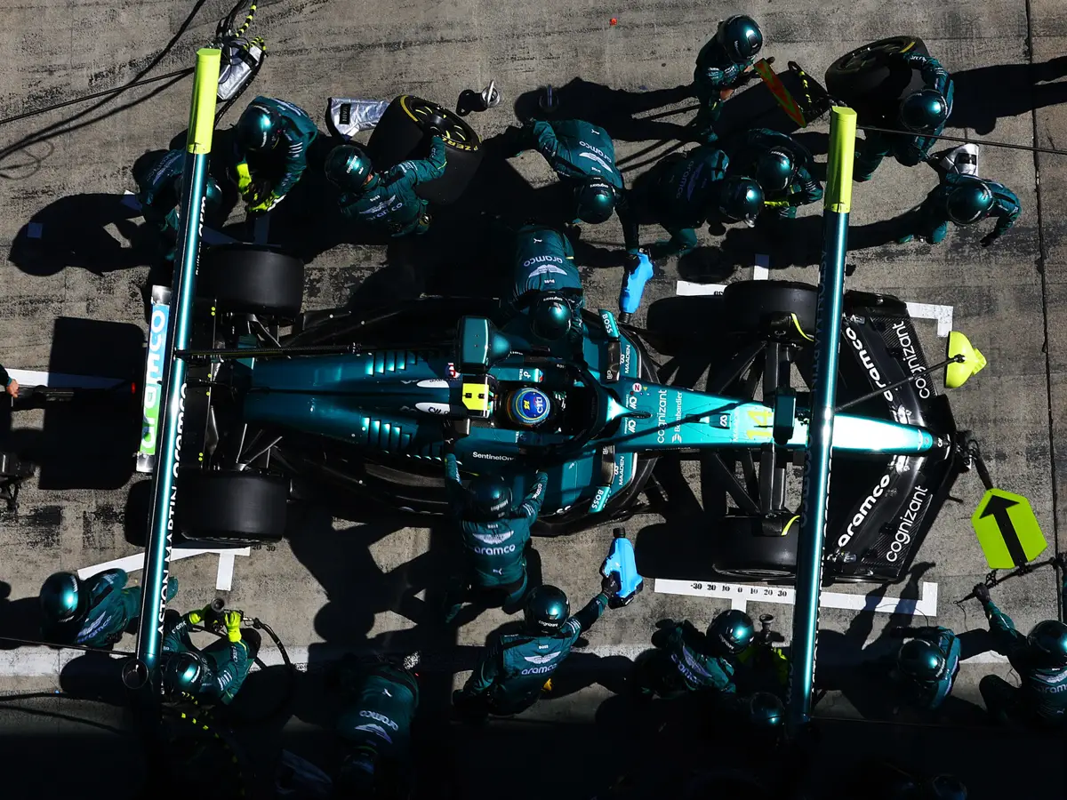 Foto zur News: Wie Aston Martin die nächste Generation von Formel-1-Mechanikern fördert