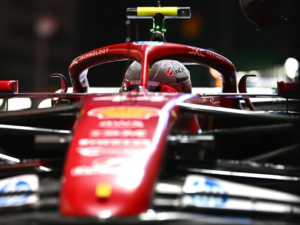 Foto zur News: "Für mich war rot": Lewis Hamilton nach Ampel-Panne Letzter!