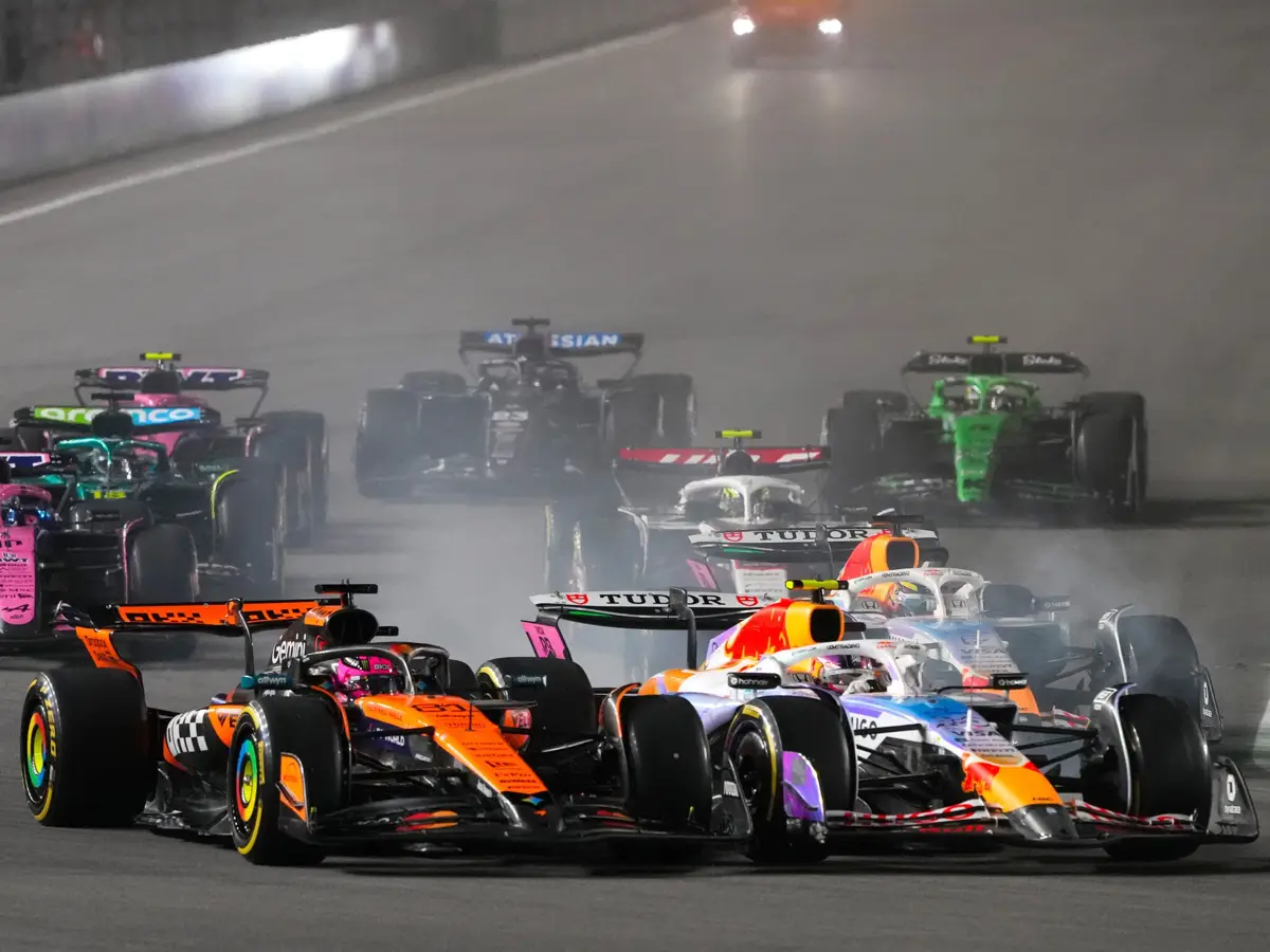 Foto zur News: Oscar Piastri am Start abgeräumt: "Der Einzige, der tatsächlich gebremst hat"