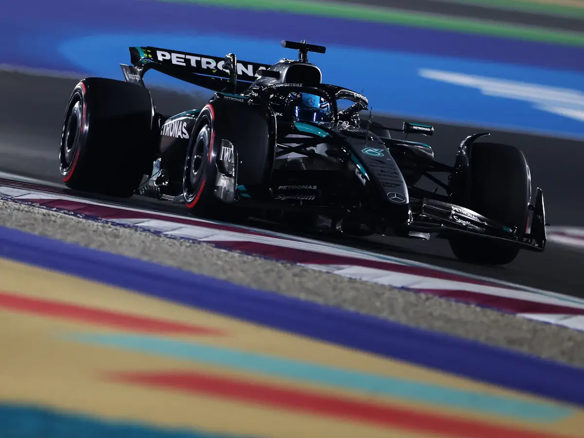 Foto zur News: Schon wieder das Lenkrad: Russell hat sich an Technikproblem "gewöhnt"