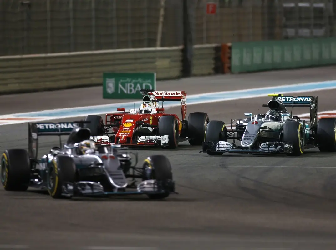 Foto zur News: WM-Plan von Verstappen: Packt er die Hamilton-Taktik von 2016 aus?