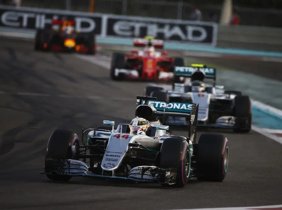 Foto zur News: Russell: "Max wird nicht davonfahren und Lando das Podium schenken"