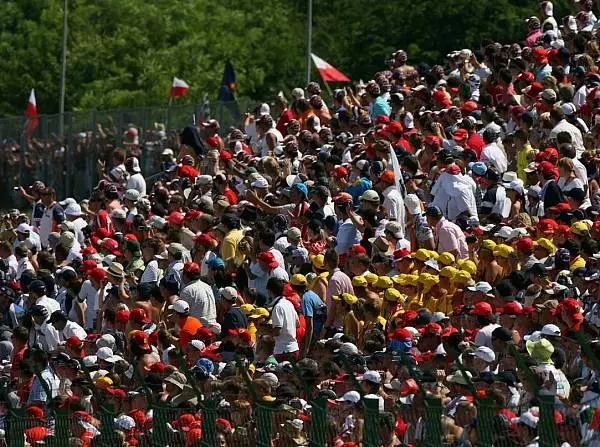 Zuschauer am Hungaroring Foto zur News: Elroy: Ein Dorf träumt vom Geldregen