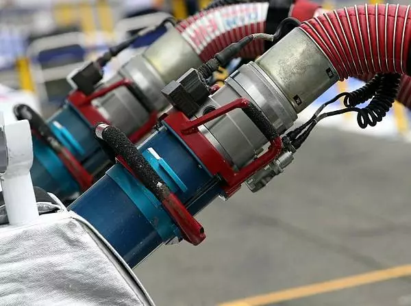 Tankanlage Foto zur News: 100 Kilogramm pro Rennen: Leidiges Thema Spritverbrauch?