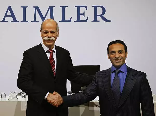 Dieter Zetsche und Khadem Al Qubaisi Foto zur News: Mercedes übernimmt 100 Prozent des Teams