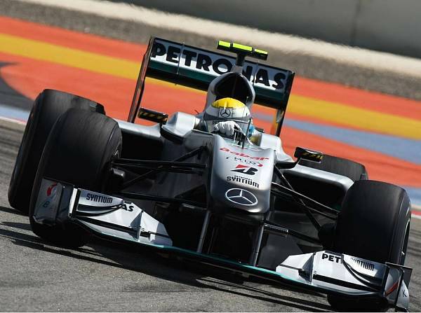 Foto zur News: Vier Silberpfeile voran - Bestzeit für Rosberg