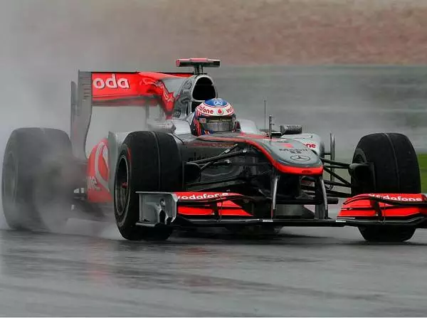 Foto zur News: McLaren vom Wetter geschlagen