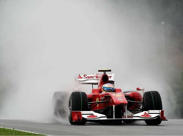Foto zur News: Regen im ersten Training: Alonso vor Hamilton