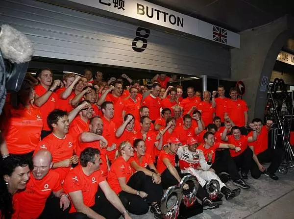 Foto zur News: Dominanter Doppelsieg für McLaren-Mercedes