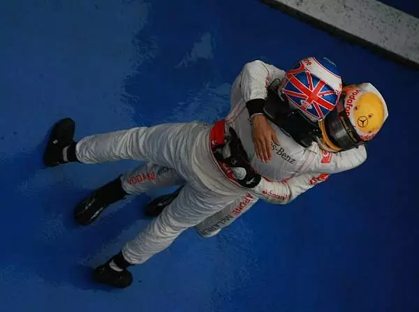 Lewis Hamilton, Jenson Button Foto zur News: Hamilton: Das Blatt wird sich wieder wenden
