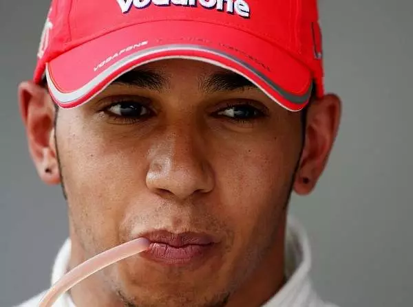 Foto zur News: Hamilton auf Managersuche: Unterhaltsame Bewerbungen