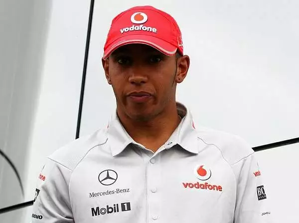 Foto zur News: Verkehrssünder Hamilton entschuldigt sich kleinlaut