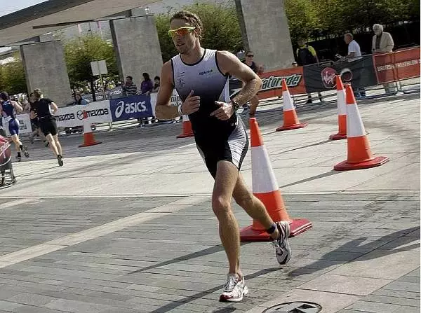 Jenson Button Foto zur News: Jenson Button: Wie der Triathlon in der Formel 1 hilft