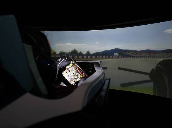 Foto zur News: Mercedes im Simulator: Pirelli bereitet auch virtuell Probleme
