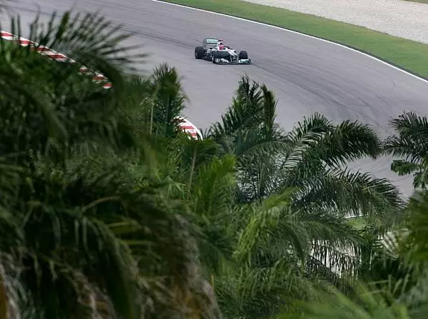 Michael Schumacher Foto zur News: Mercedes hadert mit dem Heckflügel
