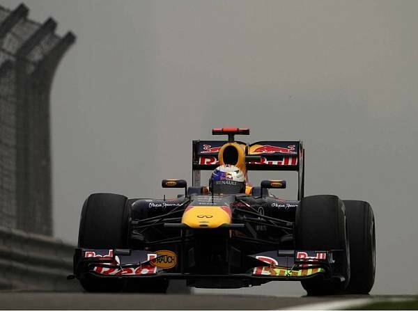 Foto zur News: Schanghai: Vettel vor vier Silberpfeilen