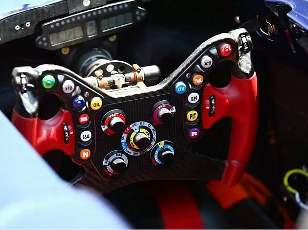 Das Lenkrad des Toro Rosso STR5 Foto zur News: Lenkrad: Von Knöpfen und Schaltern