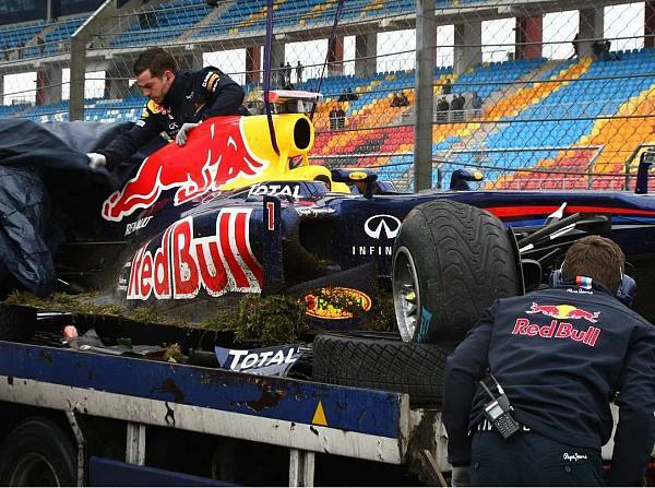 Foto zur News: Verregneter Auftakt wegen Vettel-Crash unterbrochen