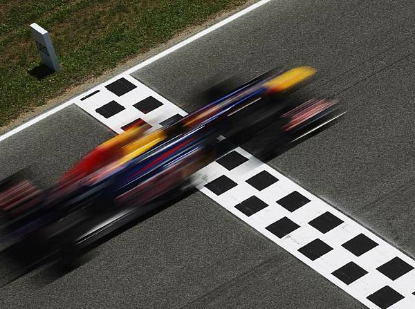 Foto zur News: Vettel ohrfeigt Webber mit nur einer Runde!