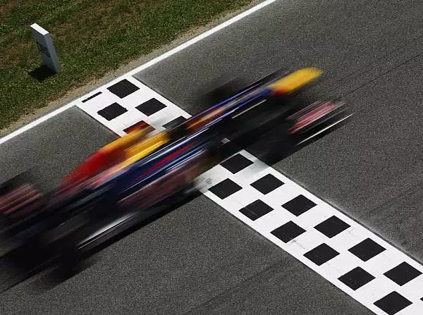 Foto zur News: Vettel ohrfeigt Webber mit nur einer Runde!