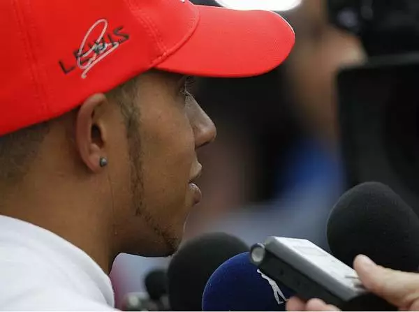 Foto zur News: Hamilton: "Werde keinen Regentanz aufführen"