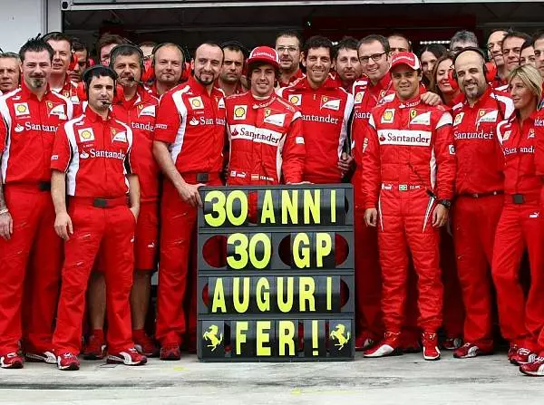 Fernando Alonso mit dem Ferrari-Team Foto zur News: Ferrari ist gespannt: Wer hat am Ende die Nase vorn?