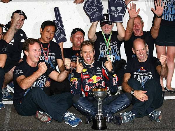 Foto zur News: Red Bull bejubelt den "magischen" Weltmeister Vettel