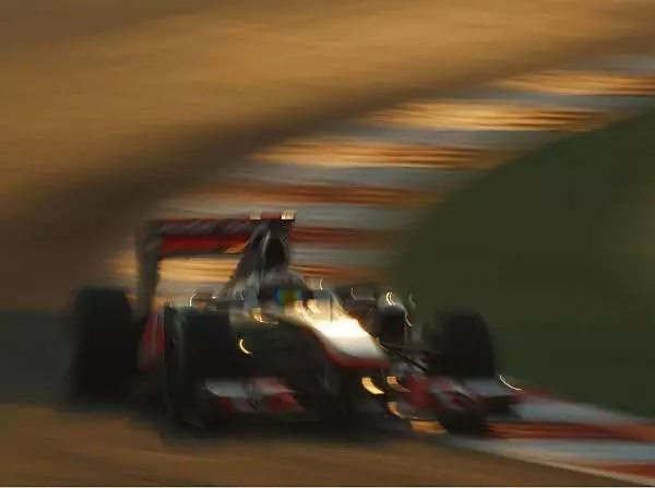 Lewis Hamilton Foto zur News: Schikane im fünften Gang: Pirelli-Pneus maximal belastet