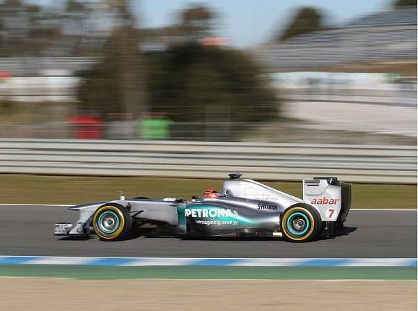 Foto zur News: Jerez: Alter Mercedes schlägt neuen Red Bull