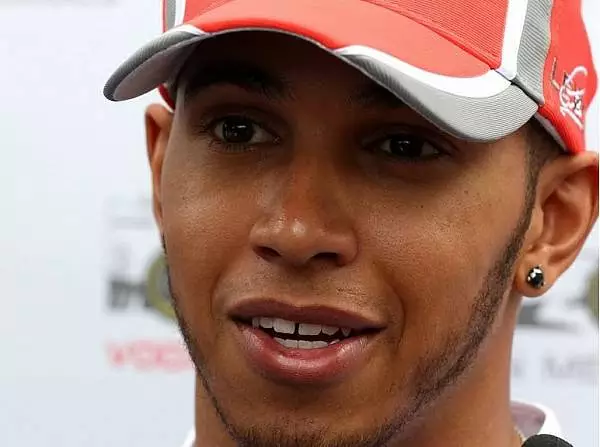 Foto zur News: Hamilton: "Es wird eine harte Saison"