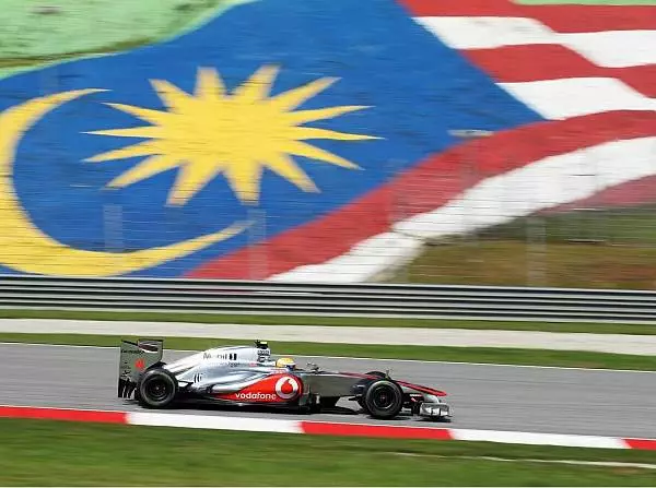 Foto zur News: Auftakt in Malaysia: Hamilton vor Vettel