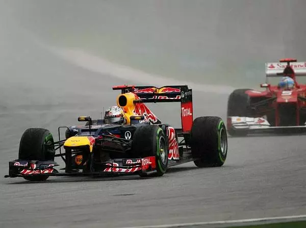 Sebastian Vettel, Fernando Alonso Foto zur News: Vettel: "Es gibt ein paar Gurken, die rumfahren..."