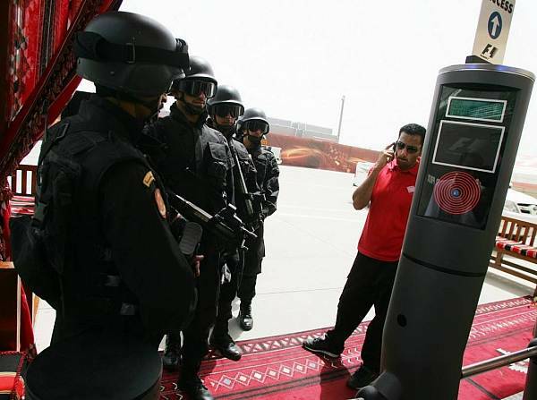 Foto zur News: Bodyguards #AND# Panzerglas: Formel 1 rüstet sich für Bahrain