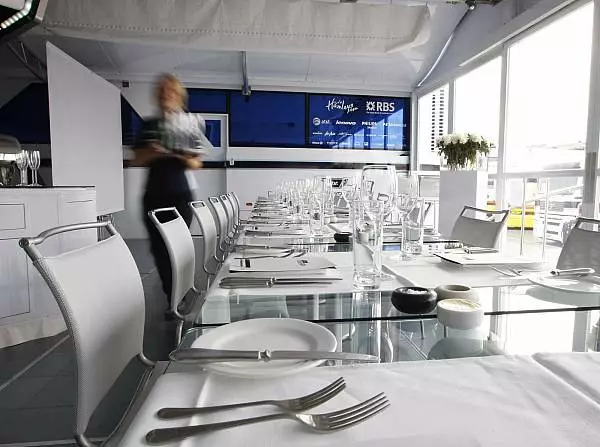 Jenny Wagstaff in der Williams-Hospitality Foto zur News: Bahrain: Moralische Bedenken bei Williams-Mitarbeiterin