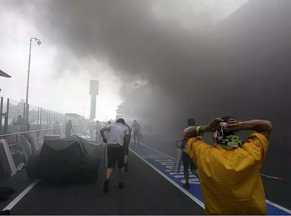 Feuer in der Williams-Box in Barcelona Foto zur News: Boxenfeuer: Maldonados Tankanlage im Verdacht