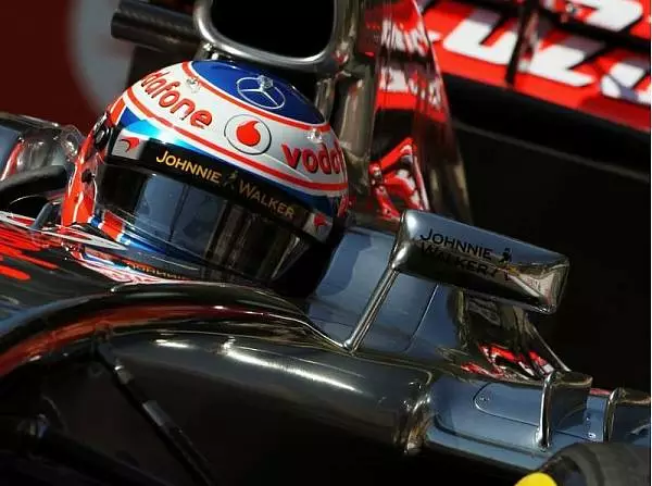 Foto zur News: Regen am Donnerstag: Button vor Grosjean