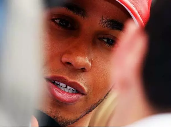 Lewis Hamilton Foto zur News: Hamilton: "Lotus sieht extrem schnell aus"