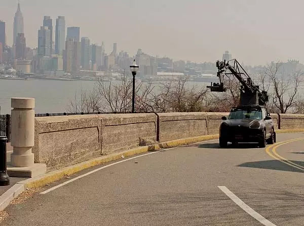 Kamera-Fahrzeug vor der Skyline von Manhattan Foto zur News: Ecclestone bestätigt: New Jersey ist 2013 nicht dabei