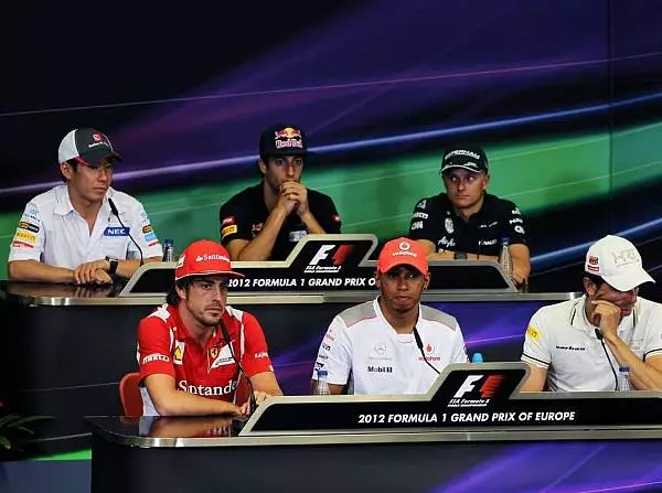 Pedro de la Rosa, Lewis Hamilton, Fernando Alonso, Heikki Kovalainen, Daniel Ricciardo, Kamui Kobayashi Foto zur News: FIA-PK: Die Formel 1 schaut zur Fußball-EM