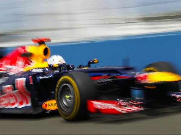 Sebastian Vettel Foto zur News: Red Bull: Vettel fliegt - Webber mit gestutztem Flügel
