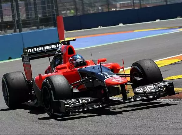 Charles Pic Foto zur News: Marussia auf PR-Tour: Gruppenbild mit Dame